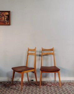 Alma, the pair of Scandinavian chairs No. 1104