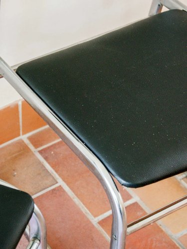 Alma, le duo de chaises en métal N°547