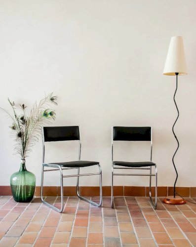 Alma, le duo de chaises en métal N°547