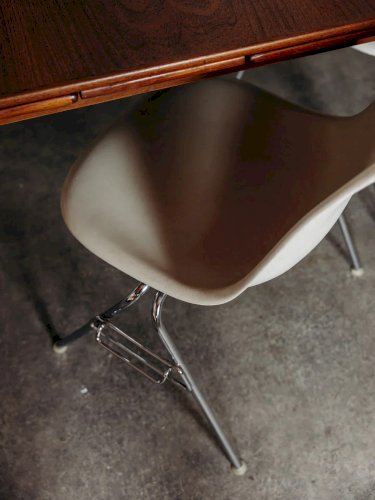 Alma, le lot de 4 chaises Eames N°543