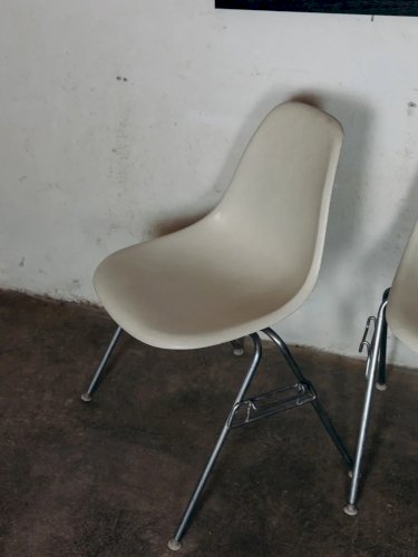 Alma, le lot de 4 chaises Eames N°543