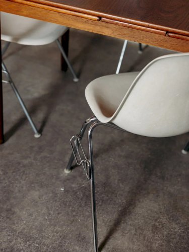 Alma, le lot de 4 chaises Eames N°543