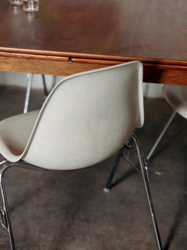 Alma, le lot de 4 chaises Eames N°543