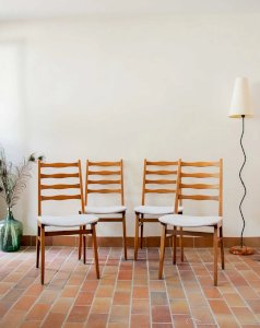 Alma, the set of 4 wooden chairs No. 455