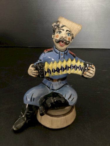 amusant cosaque avec accordeon  en poterie URSS souvenir figurine folklorique