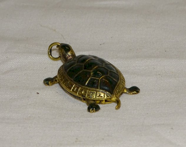 -AMUSANT PENDENTIF TORTUE METAL Doré et émail VERT BIJOU VINTAGE COLLECTION   D