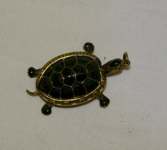 -AMUSANT PENDENTIF TORTUE METAL Doré et émail VERT BIJOU VINTAGE COLLECTION   D