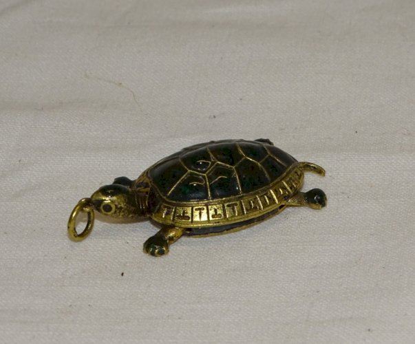 -AMUSANT PENDENTIF TORTUE METAL Doré et émail VERT BIJOU VINTAGE COLLECTION   D