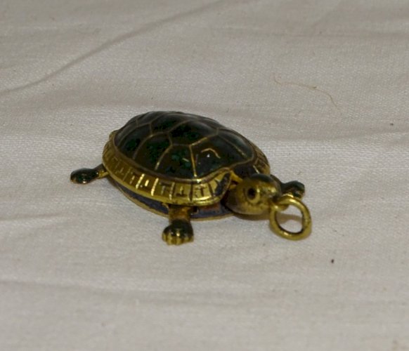 -AMUSANT PENDENTIF TORTUE METAL Doré et émail VERT BIJOU VINTAGE COLLECTION   D