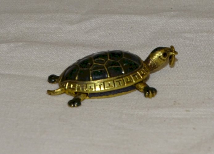 -AMUSANT PENDENTIF TORTUE METAL Doré et émail VERT BIJOU VINTAGE COLLECTION   D