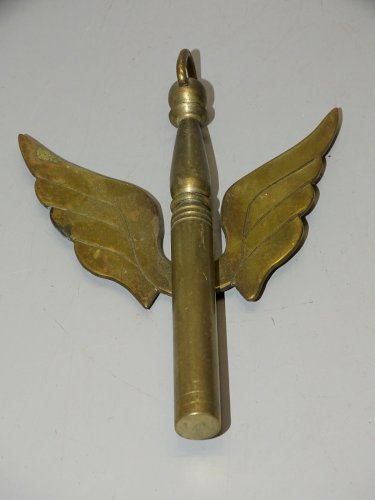 -AMUSANTE PETITE QUILLE EN LAITON COLLECTION MILITARIA VITRINE DECO     D