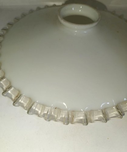 Ancien abat jour en verre blanc en bon etat (made in chiner)