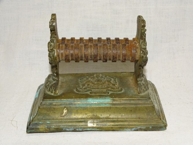- ANCIEN AIGUISEUR AFFÛTTEUR MANUEL  de COUTEAUX avec une MARQUE ANGLAISE   D
