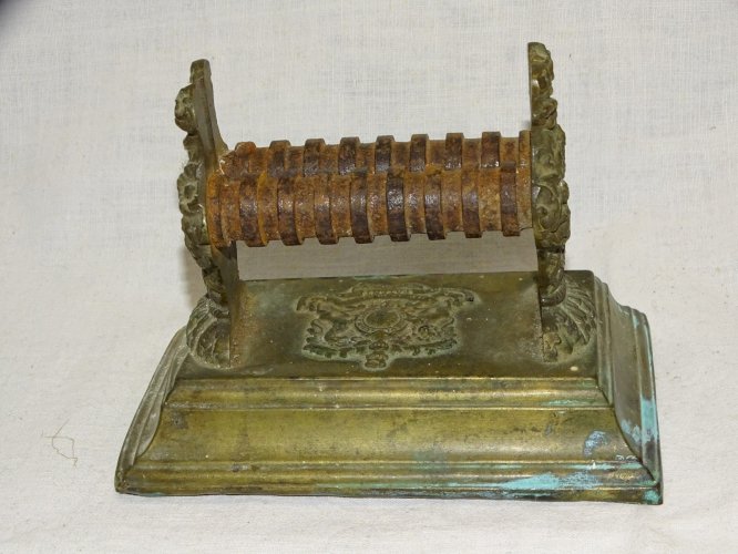 - ANCIEN AIGUISEUR AFFÛTTEUR MANUEL  de COUTEAUX avec une MARQUE ANGLAISE   D