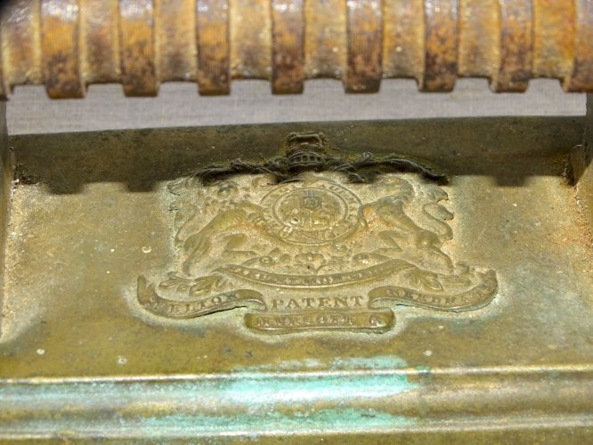 - ANCIEN AIGUISEUR AFFÛTTEUR MANUEL  de COUTEAUX avec une MARQUE ANGLAISE   D