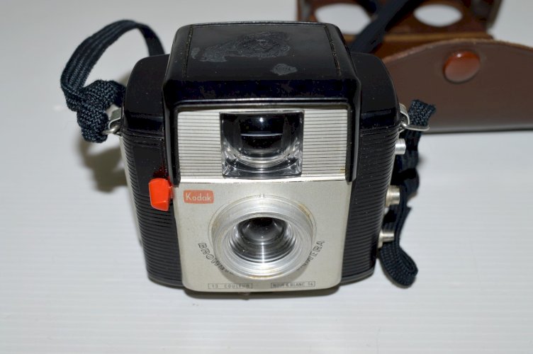 -ANCIEN APPAREIL PHOTO KODAK BROWNIE STARLET CAMERA étui cuir COLLECTION Vitrine