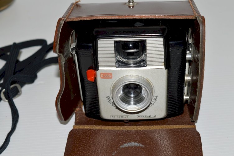-ANCIEN APPAREIL PHOTO KODAK BROWNIE STARLET CAMERA étui cuir COLLECTION Vitrine