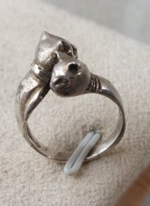 Ancien bague, décor deux chats, en argent massif
