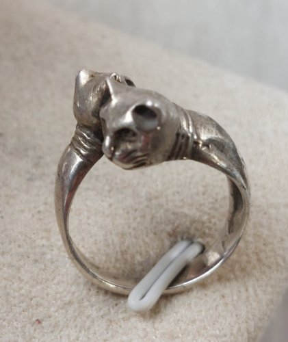 Ancien bague, décor deux chats, en argent massif