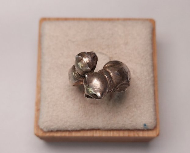 Ancien bague, décor deux chats, en argent massif