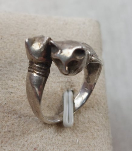 Ancien bague, décor deux chats, en argent massif