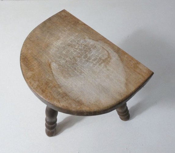 ancien banc de traite tabouret tripode en bois massif