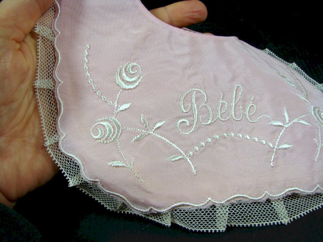 Ancien Bavoir Bébé Soie Brodée Rose et Dentelle TBE