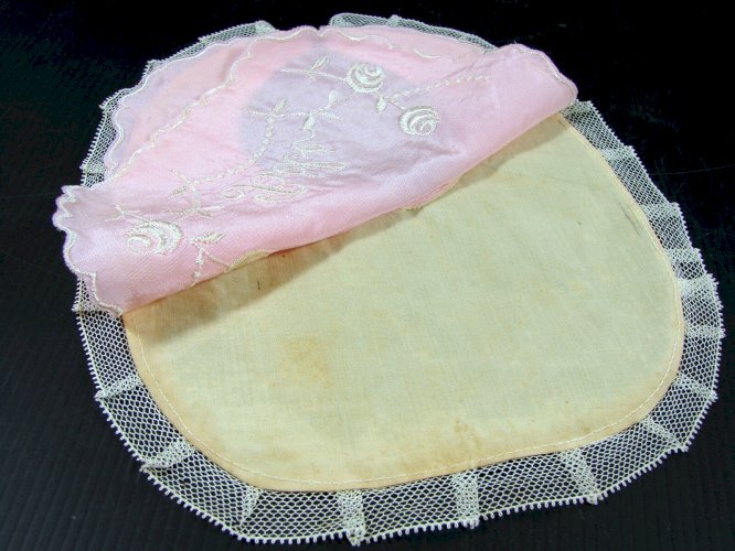 Ancien Bavoir Bébé Soie Brodée Rose et Dentelle TBE
