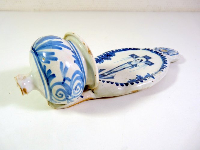 Ancien bénitier faïence Nevers XVIII° décor bleu et blanc H - 24 m
