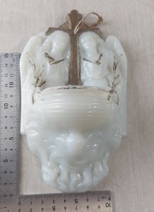 Ancien bénitier mural en opaline, décor anges, Vallerysthal