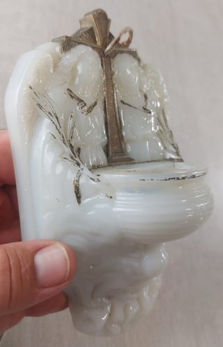 Ancien bénitier mural en opaline, décor anges, Vallerysthal