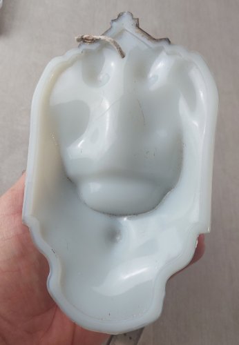 Ancien bénitier mural en opaline, décor anges, Vallerysthal