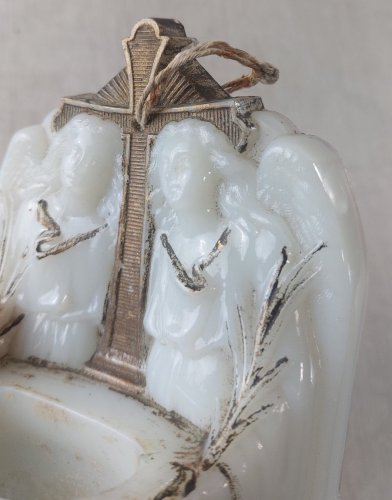 Ancien bénitier mural en opaline, décor anges, Vallerysthal