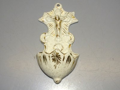 -ANCIEN BENITIER MURAL PORCELAINE BLANCHE & DOREE Jus de grenier JESUS D