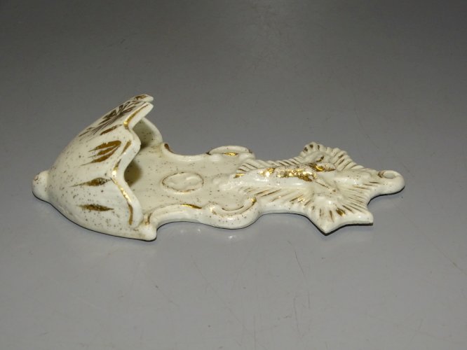 -ANCIEN BENITIER MURAL PORCELAINE BLANCHE & DOREE Jus de grenier JESUS D