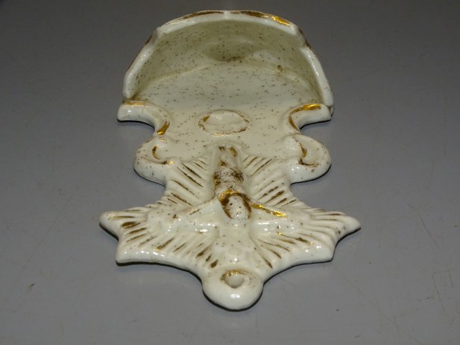 -ANCIEN BENITIER MURAL PORCELAINE BLANCHE & DOREE Jus de grenier JESUS D