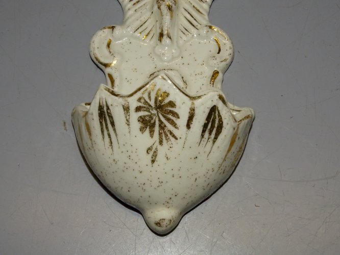 -ANCIEN BENITIER MURAL PORCELAINE BLANCHE & DOREE Jus de grenier JESUS D