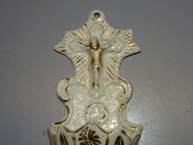 -ANCIEN BENITIER MURAL PORCELAINE BLANCHE & DOREE Jus de grenier JESUS D