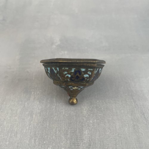 Ancien bénitier partie basse laiton émail cloisonné transformé en boite pilulier