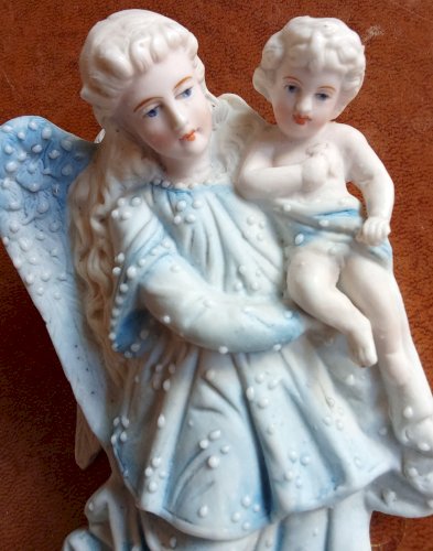 Ancien bénitier Porcelaine Biscuit Polychrome Ange À L Enfant  19 Ème Siècle