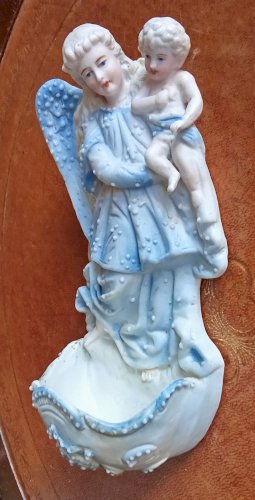 Ancien bénitier Porcelaine Biscuit Polychrome Ange À L Enfant  19 Ème Siècle