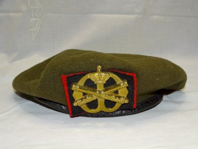- ANCIENT DUTCH MILITARY BERET PRETA 1985 size 61 from Findings D