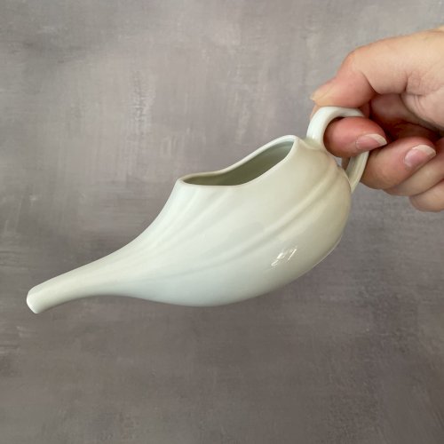 Ancien biberon / canard de malade en porcelaine blanche