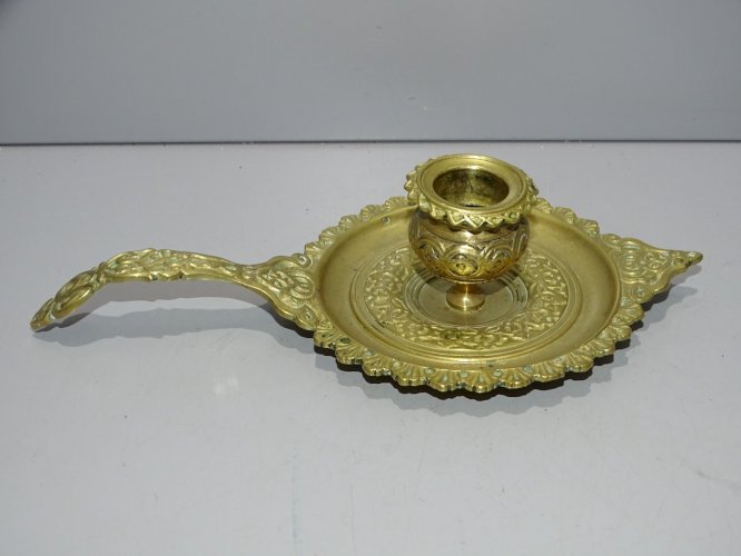 -ANCIEN BOUGEOIR A MAIN en LAITON BOUGIE COLLECTION déco VITRINE   D