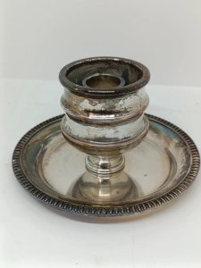 ancien bougeoir de table en metal argente en bon etat à nettoyer