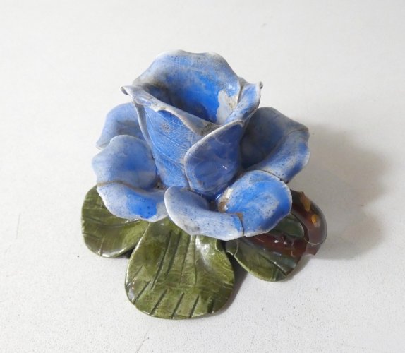 ancien bougeoir en barbotine rose bleue