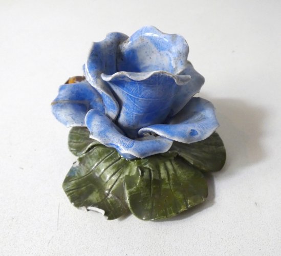 ancien bougeoir en barbotine rose bleue