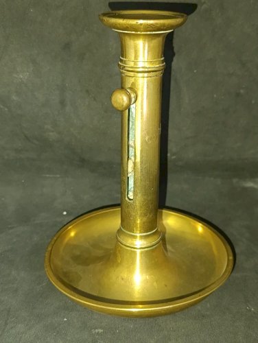 ancien bougeoir en laiton avec systeme pour remonter la bougie en bon etat