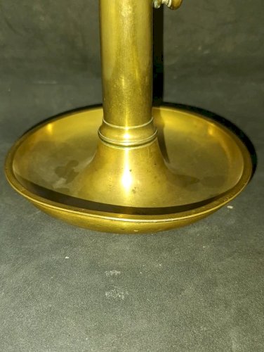 ancien bougeoir en laiton avec systeme pour remonter la bougie en bon etat