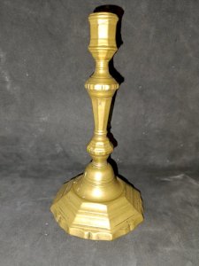 ancien bougeoir en laiton  en bon etat